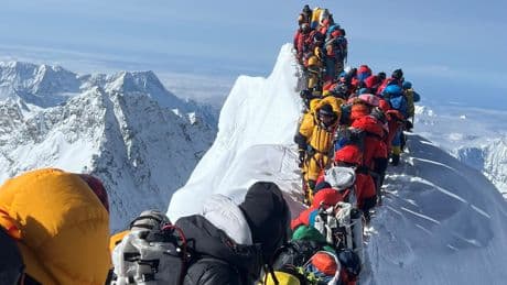 Hacer cima en el Everest será más caro