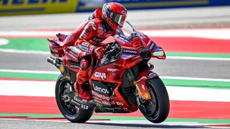 A Marc Márquez se le escapa la pole tras sufrir una caída en el GP de Austria: Bezzecchi le gana la partida con Álex segundo