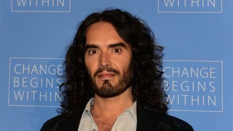"J'étais un idiot": le comédien britannique Russell Brand, poursuivi pour viols, devant le tribunal ce vendredi