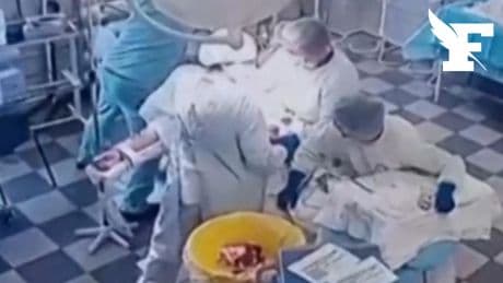 Les images remuantes de chirurgiens secoués par le séisme en pleine opération