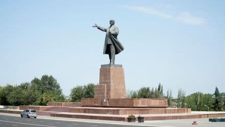 Le Kirghizstan démonte la plus haute statue de Lénine d’Asie centrale
