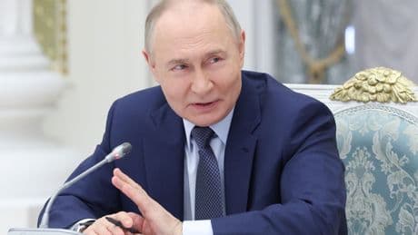 La economía de guerra de Vladimir Putin se enfría, pero los rusos aún se sienten más ricos