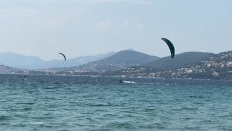 Hyères: deux hommes se blessent en pratiquant le kite-surf, dont un grièvement