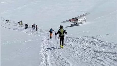 In den Alpen - Sport-Pilot rast auf Wandergruppe zu
