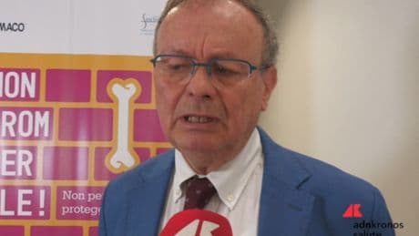 Osteoporosi, reumatologo Rossini: "4 mln di casi in Italia, 80% donne"