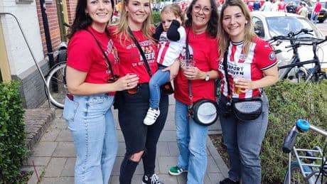 Danique komt eerder terug van vakantie voor PSV-feest: ’Een huldiging missen, dat kan toch niet?’