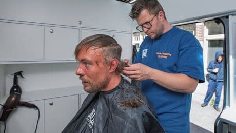 In de mobiele kapsalon kunnen daklozen even uit de overlevingsstand: ‘Doe maar lekker kort, het is straks zomer hé’