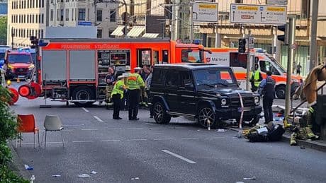 Automobilist rijdt in op groep mensen in centrum Stuttgart
