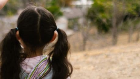 Bimba di 9 anni vede il 44enne calarsi dal sentiero scivoloso lungo la ferrata e non vuole più andare avanti: «Papà ho paura, andiamo via»