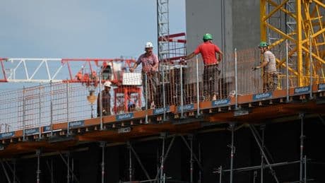Grève, négociation collective: les droits des travailleurs en "chute libre" dans le monde y compris en France