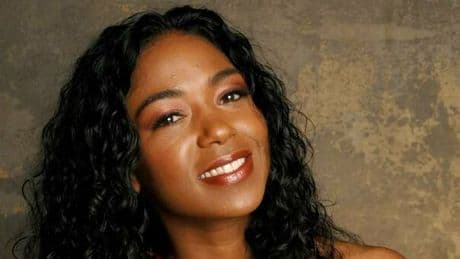 Ananda Lewis, morta a 52 anni la storica conduttrice di MTV: da tempo aveva un tumore al seno