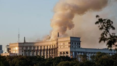 Un ataque masivo ruso deja al menos tres muertos y alcanza por primera vez un edificio gubernamental en Kiev