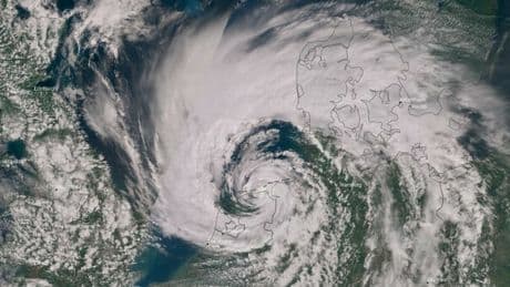 Tempesta Floris sul Regno Unito, è allarme: venti fino a burrasca e onde di 8 metri. «Ciclogenesi esplosiva, fate scorta di acqua»