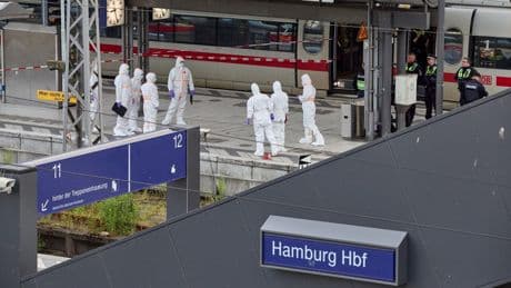 Hamburger Hauptbahnhof: Ein voller Bahnsteig, ein normaler Freitagabend. Und eine Frau mit einem Messer