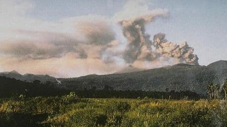 Endonezya'da yanardağ patlaması: Bin 600 metre yüksekliğe kül püskürttü