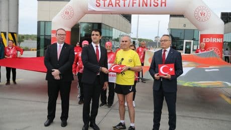 Atletlerin Selanik'ten getirdiği "Ata toprağı" Türkiye'ye ulaştı