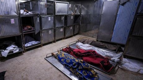 Israel mata a 18 palestinos en un ataque contra una escuela que acogía a cientos de refugiados en el sur de Gaza