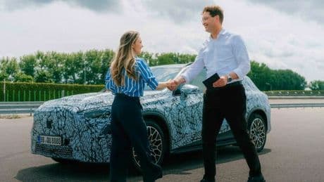 Mercedes, il ceo Ola Källenius prova la nuova GLC 100% elettrica