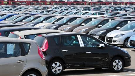 "2% des ménages achètent une voiture neuve contre 8% dans les années 90": l'automobile est-elle trop chère pour les Français?
