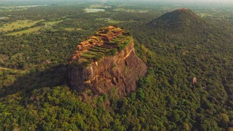 El palacio-fortaleza en lo alto de una roca volcánica considerado por muchos la octava maravilla del mundo