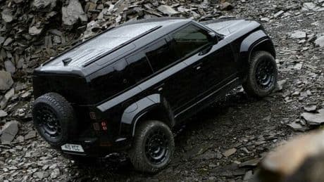 Defender OCTA ancora più ?cattiva? in versione Black. L'inarrestabile Land Rover si pone al vertice delle prestazioni estreme