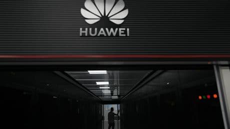 Bruselas alerta de que España actúa en contra de sus avisos con Huawei: lleva advirtiendo dos años del "alto riesgo" de espionaje