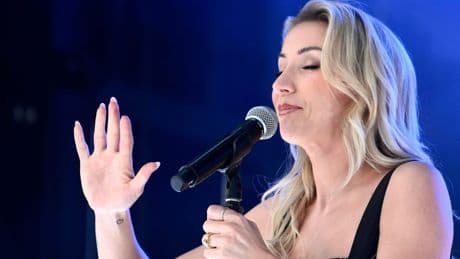 Anna-Carina Woitschack bricht auf der Bühne in Tränen aus