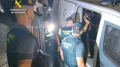 El brutal castigo por perder un alijo: golpeado con un palo de clavos, obligado a comerse sus heces y a beber agua con cemento