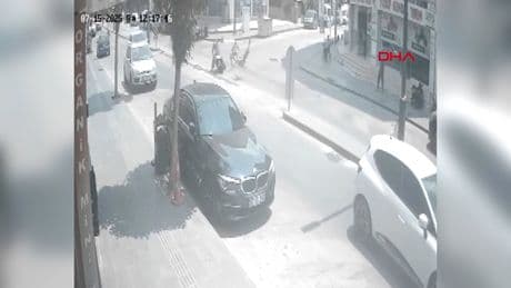 Motosikletle bisikletin çarpıştığı kaza kamerada