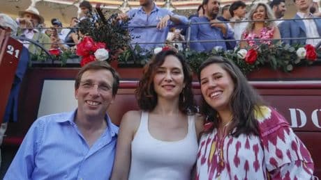 Del vestido plisado de Ayuso al vestido premamá bohemio de Teresa Urquijo: los &#039;looks&#039; más originales para ir a los toros