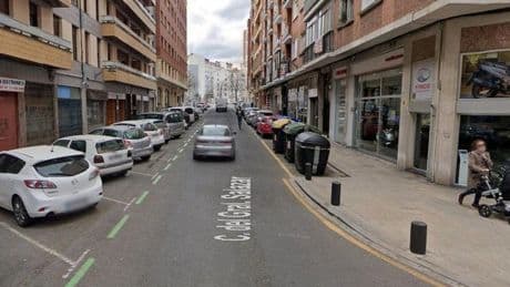 El incendio de varios contenedores en Bilbao provoca destrozos en un comercio y cinco vehículos