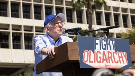 Bernie Sanders defiende sus viajes en avión privado durante su gira contra &quot;la oligarquía&quot;