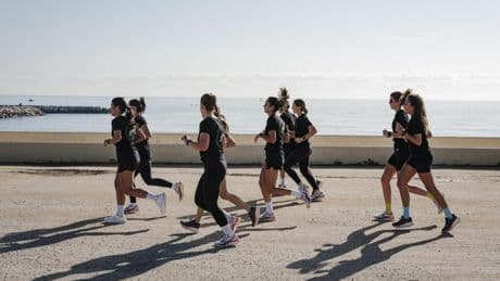 Más deporte, menos alcohol: la generación Z cambia las discotecas por clubs de running y crossfit