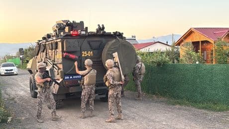 Erzurum'da film gibi operasyon: Cinayet zanlısı ve 2 şüpheli tutuklandı
