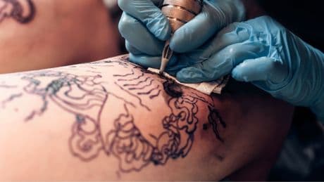 Un dermatólogo del Hospital 12 de Octubre advierte sobre quemaduras y alergias por tatuajes estivales