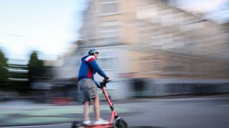 Unfälle: Nach Unfall mit E-Scooter: Minister für strengere Kontrolle