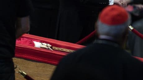 Ce que contient le document glissé dans le cercueil du pape François