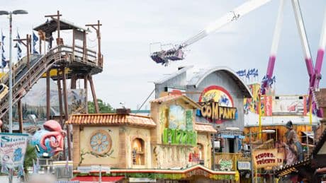 Teil von Kirmes-Gondel fällt auf Besucher – Mann muss ins Krankenhaus
