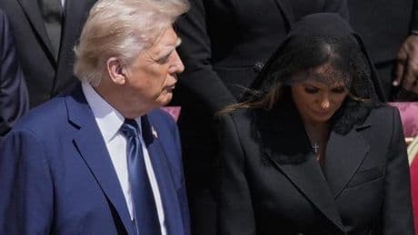 Donald Trump macht sich zum Papst: Weißes Haus postet irres Foto