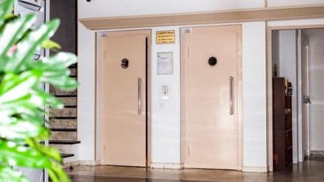 L’état de l’ascenseur, reflet des inégalités sociales : « Les gens n’hésitent pas à s’entasser à 12 dedans »