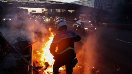 Erste Kampfszenen ++ Dutzende Festnahmen - Mega-Proteste gegen Macron legen Frankreich lahm
