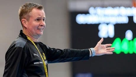 Nur eine Weiterbildung trennt den umstrittenen Trainer noch vom Comeback