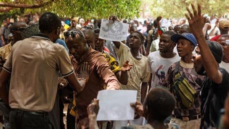 Mali: plusieurs centaines de personnes manifestent contre la dissolution des partis politiques
