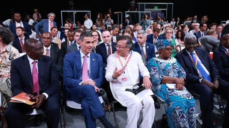 Sánchez quiere crear un impuesto para los billetes de avión de primera clase