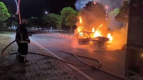 Park halindeki araca çarpan otomobil alev alev yandı