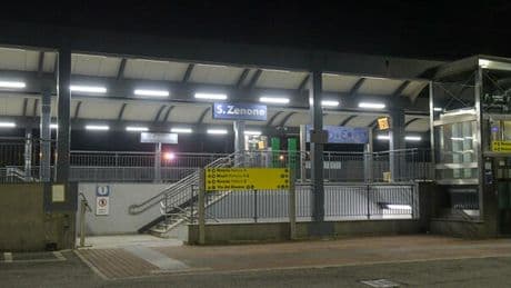 Stupro a Milano, violentata mentre aspetta il treno a San Zenone al Lambro. «Ha lottato un'ora per liberarsi». Caccia a un nordafricano