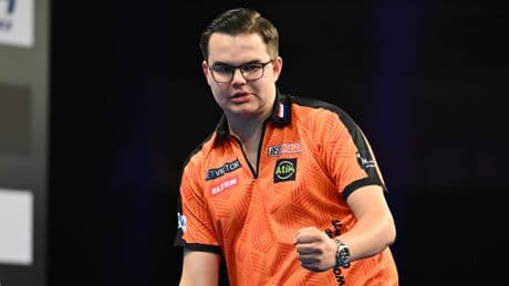 Gian van Veen frustreert en verslaat titelhouder Luke Humphries op World Matchplay: ’Ik voelde zijn boosheid’