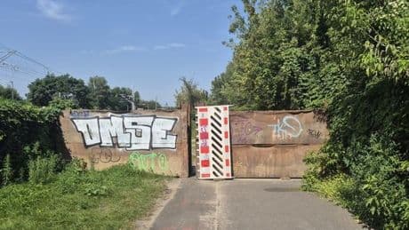Belchmauer versperrt Straße in Rummelsburg: Was steckt dahinter?