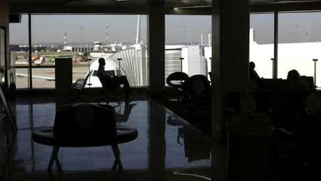 Vols nocturnes à Orly : le gouvernement durcit les règles mais évite une réduction du trafic