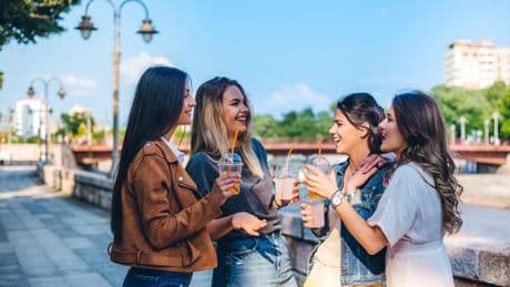 Cuatro planes y una rutina de estiramientos para disfrutar después de la Carrera de la Mujer en Madrid
